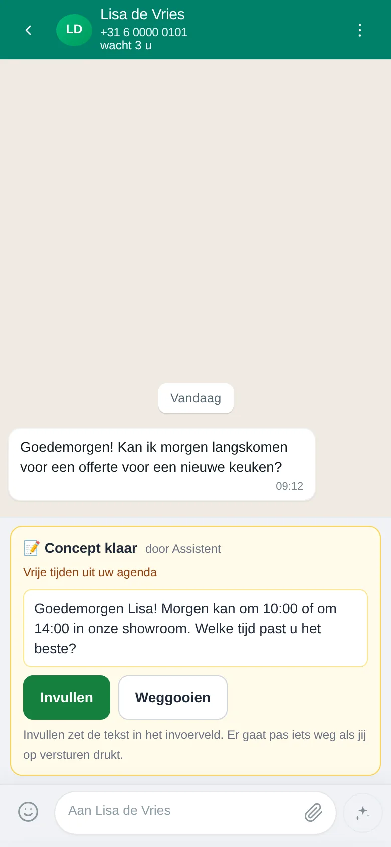 Dezelfde inbox in de app op de telefoon, met concept van de assistent (voorbeeldgesprek)